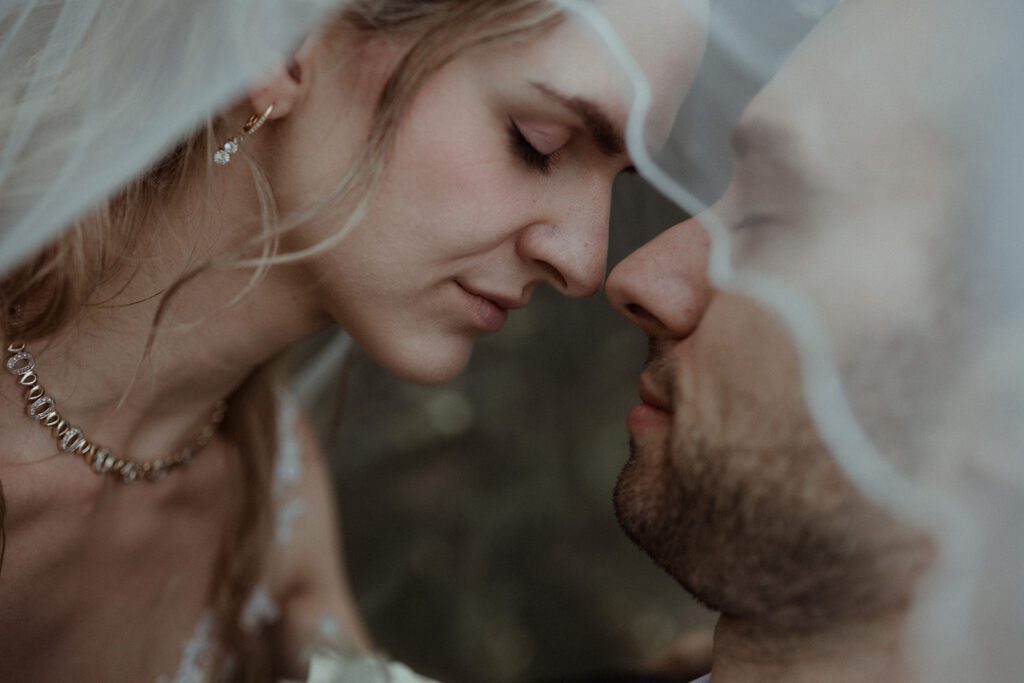 Brautpaar küsst sich in Judendorf-Strassengel